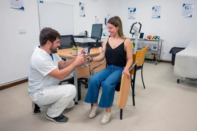 Participante de Cohorte IMPaCT realizando una de las pruebas físicas.