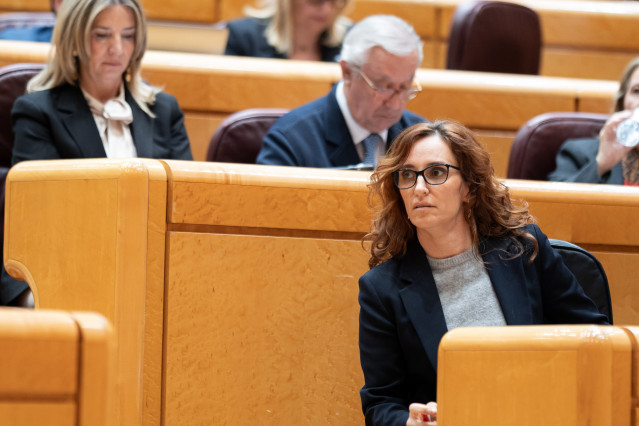 La ministra de Sanidad, Mónica García, durante una sesión de control en el Senado, a 11 de marzo de 2025, en Madrid (España). El Partido Popular defiende en el pleno del Senado una moción para instar al Gobierno de España a que inicie 'de forma inmediata'