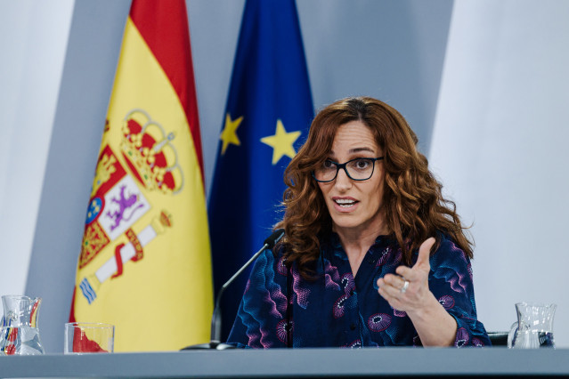 La ministra de Sanidad, Mónica García, durante una rueda de prensa posterior a la reunión del Consejo de Ministros, en el Palacio de La Moncloa, a 11 de marzo de 2025, en Madrid (España). El Gobierno ha aprobado hoy que Adif licite por 39 millones de euro