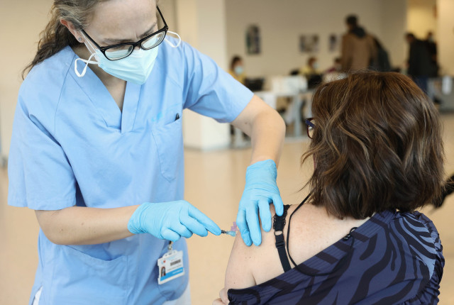 Archivo - Una enfermera inyecta la vacuna contra el Covid-19, en el Hospital Infanta Sofía, a 30 de diciembre de 2021, en San Sebastián de los Reyes, Madrid, (España). La Comunidad de Madrid permite desde hoy inocular la vacuna contra el COVID-19 a los ad