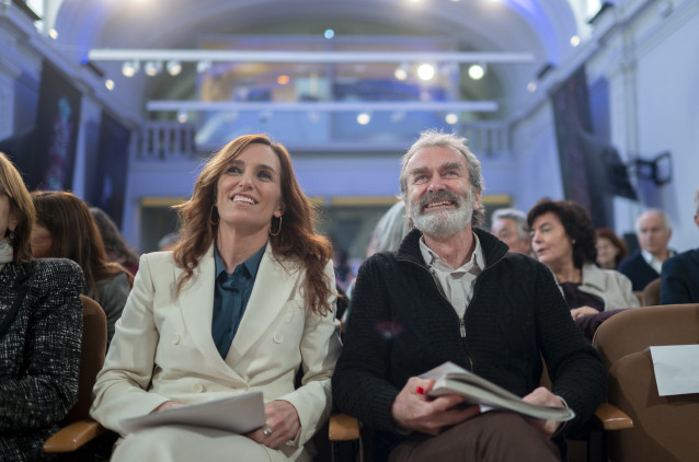La ministra de Sanidad, Mónica García, y el director del Centro de Coordinación de Alertas y Emergencias Sanitarias del Ministerio de Sanidad (CCAES), Fernando Simón, mantienen un diálogo en el evento: '5 años después: memoria, aprendizaje y futuro de la
