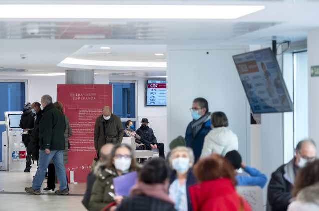 Archivo - Varias personas con mascarilla en una sala del Hospital General Universitario Gregorio Marañón con mascarilla, a 11 de enero de 2024, en Madrid (España). El ministerio de Sanidad ha implantado desde ayer, 10 de enero, el uso obligatorio de masca