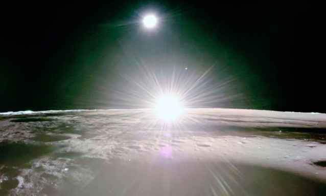 Esta imagen proporcionada por NASA/Firefly Aerospace, el martes 18 de marzo de 2025, muestra la puesta del sol sobre la luna, con la Tierra y Venus en la distancia.