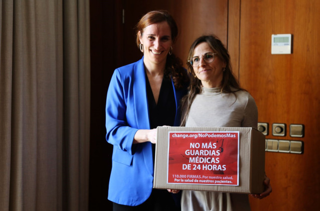 Imagen de la reunión entre Mónica García y Tamara Contreras.