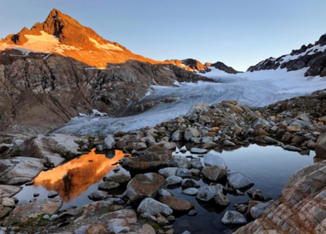 Pico Sentinel Iluminado Al Atardecer Junto Al Glaciar South Cascade, En La Cordillera Cascade (Estados Unidos).