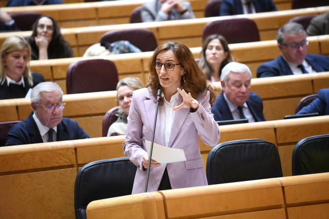 La ministra de Sanidad, Mónica García, durante una sesión de control al Gobierno, en el Senado, a 18 de marzo de 2025, en Madrid (España). En la sesión, el Gobierno ha respondido a cuestiones como la oposición de la Fiscalía a la reapertura del caso de Mi