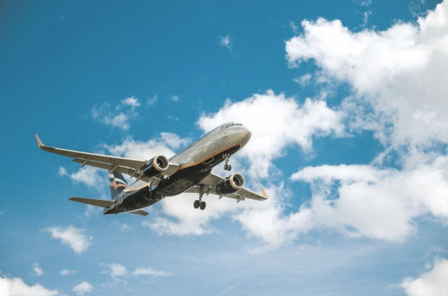 Avión en pleno vuelo.