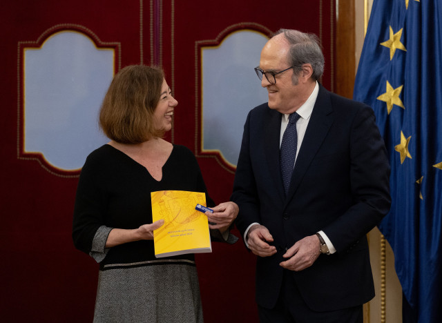 La presidenta del Congreso de los Diputados, Francina Armengol, recibe el Informe del Defensor del Pueblo correspondiente al año 2024, por parte del Defensor del Pueblo, Ángel Gabilondo, en el Congreso de los Diputados, a 25 de marzo de 2025, en Madrid (E