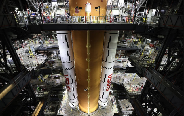 La etapa central de Artemis II se eleva a la Bahía Alta 3 dentro del Edificio de Ensamblaje de Vehículos en el Centro Espacial Kennedy el domingo 23 de marzo de 2025.