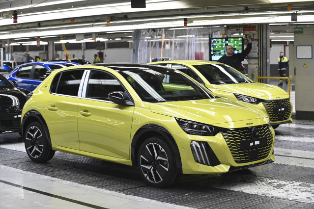 Archivo - Uno de los coches que se fabrica en la planta de Stellantis en Figueruelas (Zaragoza).