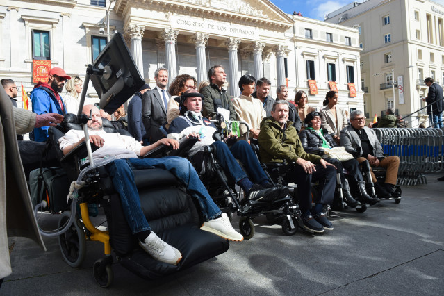 Archivo - En la primera fila, el exfutbolista y portavoz de ConELA, Juan Carlos Unzué (c) y en la segunda fila, la presidenta de la Fundación Francisco Luzón, María José Arregui (3i); el presidente de ConELA, Fernando Martín (c) y la diputada de Sumar, Te