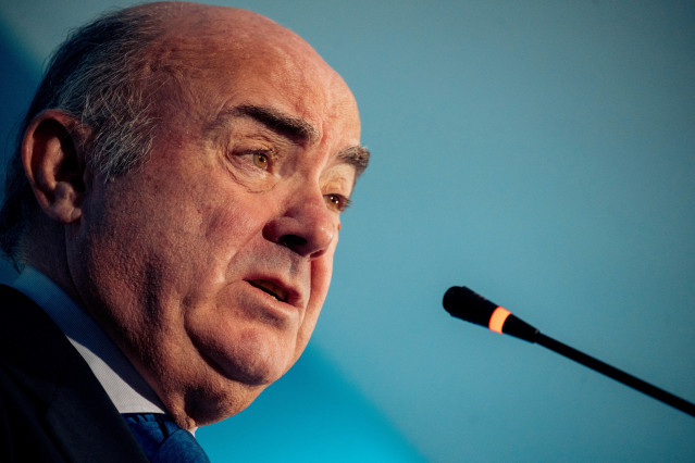 Archivo - El vicepresidente del BCE, Luis de Guindos, interviene durante un encuentro de Prensa Ibérica, bajo el título ‘Una banca en transformación’, en el Hotel Intercontinental, a 4 de diciembre de 2023, en Madrid (España). El evento cuenta con la pres