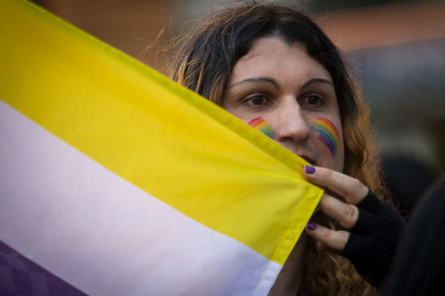 Una persona muestra una bandera durante una manifestación para denunciar los ataques a la comunidad trans a nivel internacional, desde la Plaza Pedro Zerolo hasta la Plaza de Callao, a 29 de marzo de 2025, en Madrid (España). La Federación Plataforma Tran