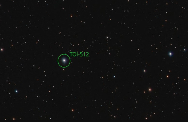 En verde, la estrella TOI-512 alrededor de la cual orbita el exoplaneta TOI-512 b