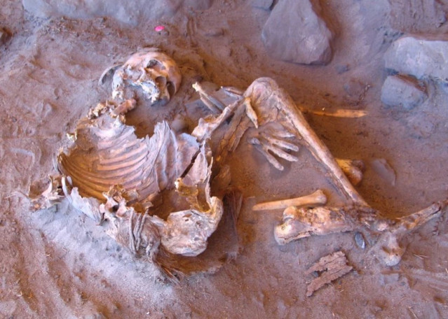 Momia natural de 7.000 años de antigüedad encontrada en el refugio rocoso de Takarkori (Individuo H1) en el sur de Libia.