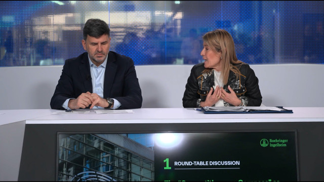El eurodiputado socialista Nicolás González Casares y la eurodiputada 'popular' Elena Nevado del Campo durante el debate 'Diálogos con Europa'.