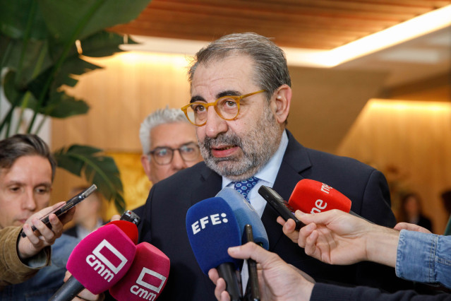 El consejero de Sanidad de Castilla-La Mancha, Jesús Fernández Sanz,  a su llegada al Pleno del Consejo Interterritorial de Sanidad.