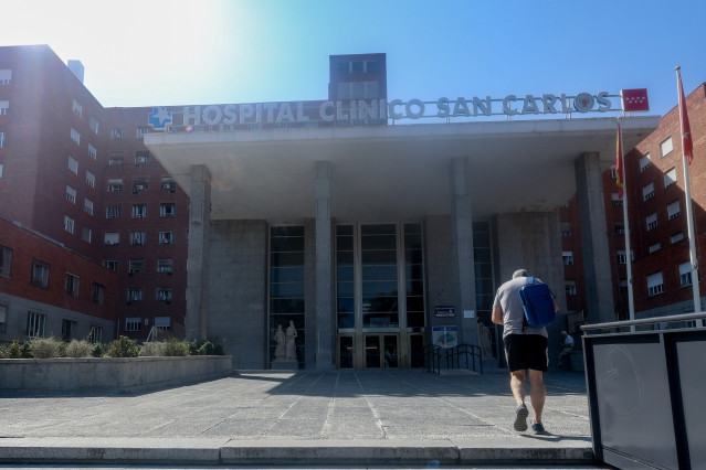 Archivo - Fachada del Hospital Clínico San Carlos, a 8 de agosto de 2024, en Madrid (España).