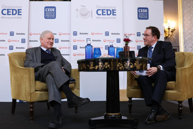 El cardiólogo Valentín Fuster junto al vicepresidente de la Fundación CEDE, Ramón Adell.