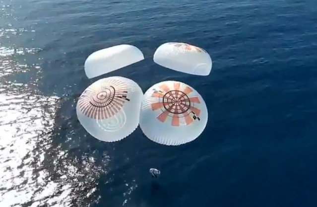 Amerizaje de la nave Dragon de la misión Fram 2