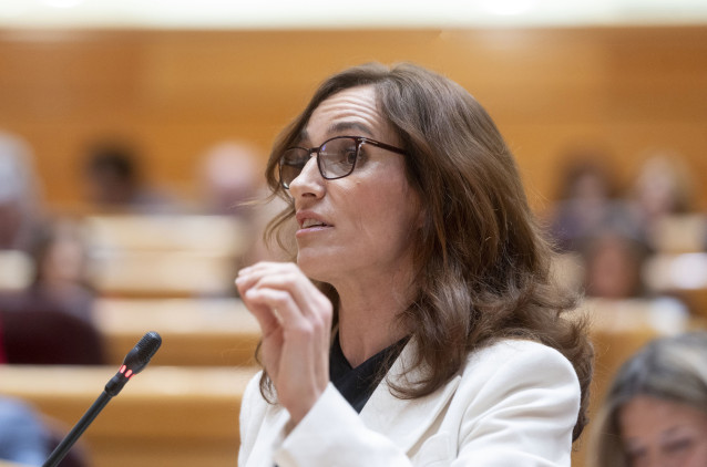 La ministra de Sanidad, Mónica García, interviene durante una sesión de control en el Senado, a 8 de abril de 2025, en Madrid (España). Entre otros asuntos, el Gobierno se ha enfrentado a las preguntas del Partido Popular que reclaman que la Ley de desper