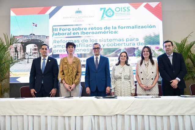 El ministro de Trabajo de la República Dominicana, Eddy Olivares, junto a la secretaria general de OISS, Gina Magnolia Riaño Barón; la ministra de Capital Humano de Argentina, Sandra Pettovello, el viceministro de trabajo César Segovia y Elma Saiz.