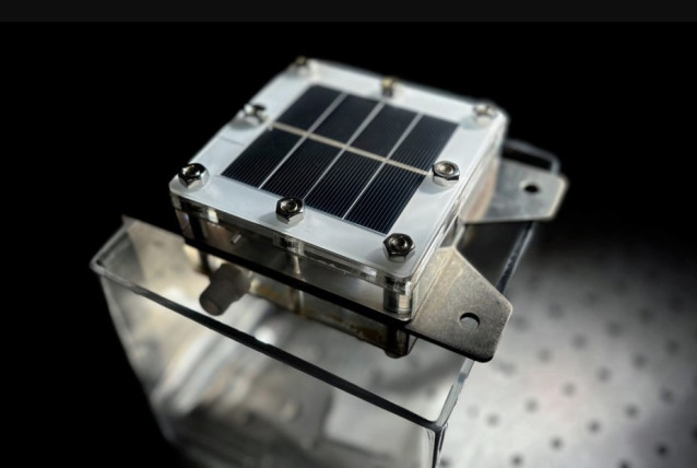 Un equipo dirigido por Cornell construyó un prototipo de dispositivo de 10 por 10 centímetros que produce hidrógeno “verde” libre de carbono mediante electrólisis de agua de mar con energía solar, con un subproducto importante: agua potable.