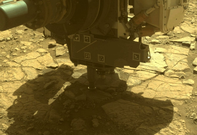 Una de las cámaras de peligro de Perseverance capturó el taladro del rover recolectando la muestra de roca “Main River” en “Witch Hazel Hill” el 10 de marzo de 2025, el 1.441 día marciano, o sol, de la misión.