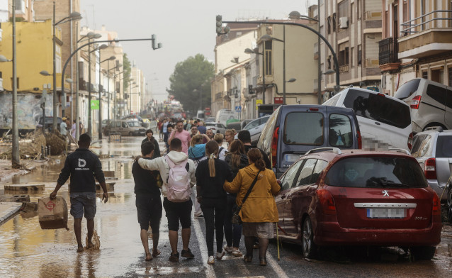Archivo - Varias personas junto a coches destrozados tras el paso de la DANA por el barrio de La Torre de Valencia, a 30 de octubre de 2024, en Valencia, Comunidad Valenciana (España). La Comunitat Valenciana ha registrado la gota fría 'más adversa' del s