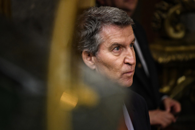 El presidente del Partido Popular, Alberto Núñez Feijóo, durante una sesión plenaria en el Congreso de los Diputados, a 10 de abril de 2025, en Madrid (España).  El Pleno del Congreso de los Diputados debate y vota el decreto ley por el que se establece e