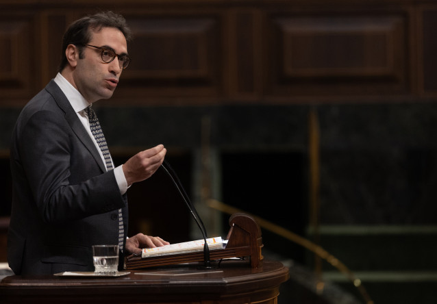 El ministro de Economía, Carlos Cuerpo, interviene durante una sesión plenaria en el Congreso de los Diputados, a 9 de abril de 2025, en Madrid (España).