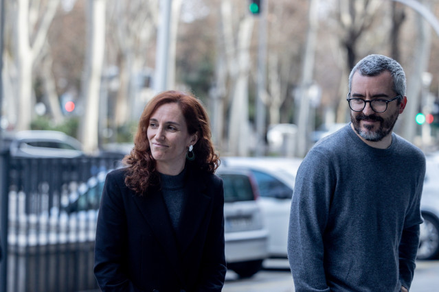 Archivo - La ministra de Sanidad, Mónica García, y el secretario de Estado de Sanidad, Javier Padilla, antes del comienzo de las pruebas de acceso, en el Ministerio de Sanidad, a 25 de enero de 2025, en Madrid (España). Hoy se celebra en toda España el ex