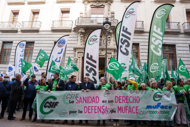 Archivo - Varias personas con banderas de CSIF y una pancarta durante una concentración de CSIF frente al Ministerio de Hacienda, a 13 de febrero de 2025, en Madrid (España). La Central Sindical Independiente y de Funcionarios (CSIF), sindicato más repres