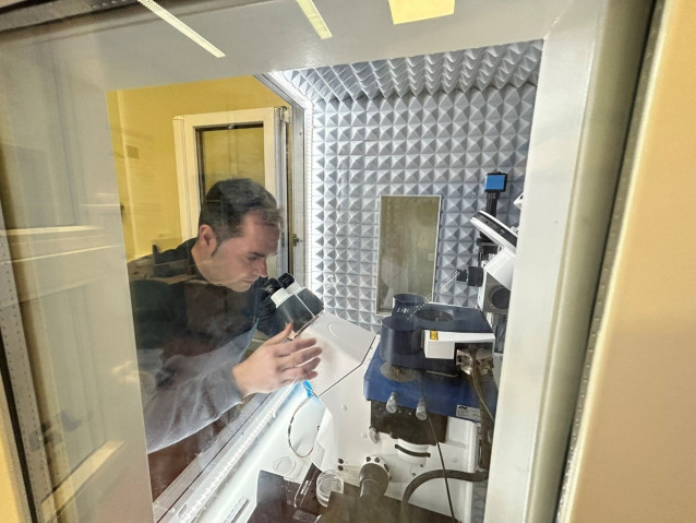 El investigador Francisco Espinosa trabaja con el microscopio de fuerza atómica.