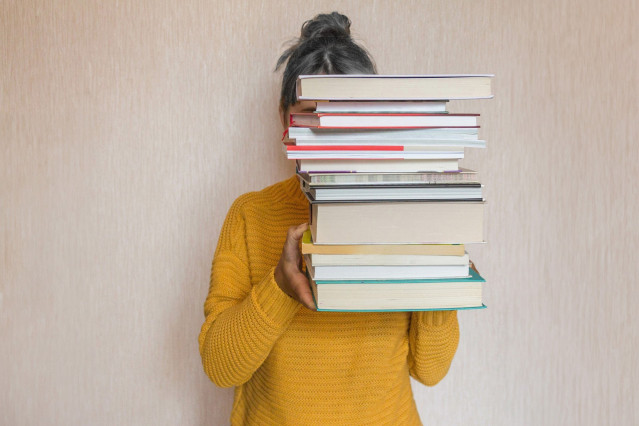 La pérdida de interés por la lectura en torno a los 45 años puede deberse a la presbicia.