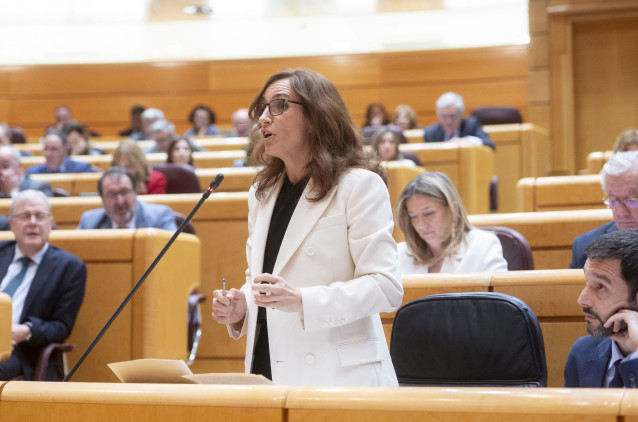 La ministra de Sanidad, Mónica García, interviene durante una sesión de control en el Senado, a 8 de abril de 2025, en Madrid (España). Entre otros asuntos, el Gobierno se ha enfrentado a las preguntas del Partido Popular que reclaman que la Ley de desper