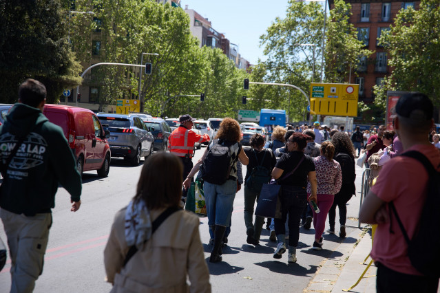 Gente durante el apagión en Atocha. Apagón eléctrico en Madrid, En MADRID el 28 de April de 2025.
