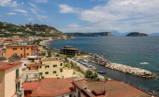 La zona volcánica de Campi Flegrei se encuentra debajo de la ciudad de Pozzuoli, fotografiada aquí en 2018. La rápida elevación durante la década de 1980 dejó el puerto de la ciudad demasiado po