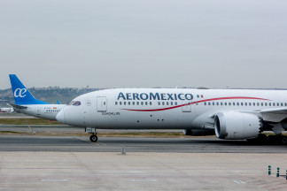 Archivo - Un avión de la aerolínea Aeroméxico en el aeropuerto Adolfo Suárez Madrid-Barajas, a 2 de enero de 2024, en Madrid (España). UGT ha convocado una huelga de los trabajadores de las torre