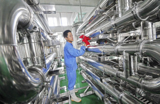 Archivo - Un empleado limpia unos equipos en una fábrica de vinos en Weifang, China, jul 28 2013. La demanda repuntó en el sector manufacturero de Estados Unidos en agosto, según datos publicados e