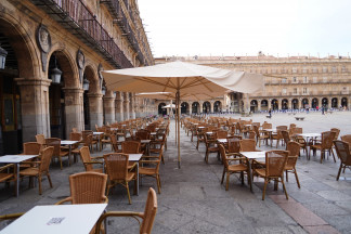 Archivo - Terraza vacía en la Plaza Mayor de Salamanca durante el primer día de confinamiento perimetral y medidas restrictivas en la ciudad de Salamanca que se extenderán por un periodo inicial de