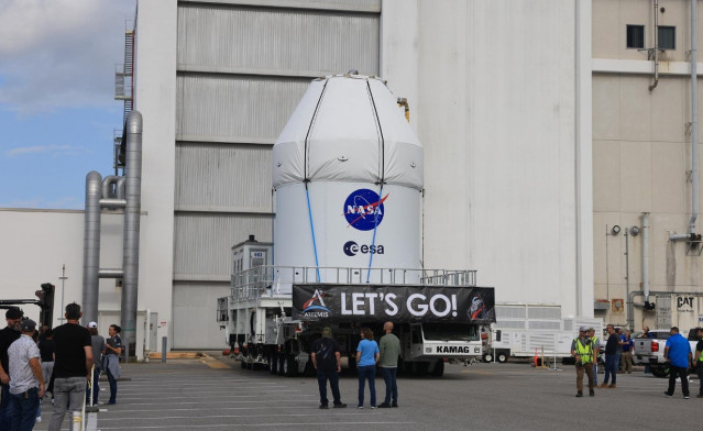 El transportador KAMAG de la NASA lleva la nave espacial Artemis II Orion de la agencia desde el Edificio de Operaciones y Control Neil A. Armstrong a la Instalación de Procesamiento de Carga Múltiple en el Centro Espacial Kennedy en Florida el 3 de mayo