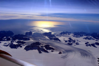Archivo - Glaciar Steenstrup durante la temporada de deshielo de verano
