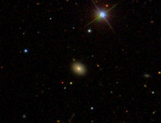 Un sistema que los astrónomos llaman Ansky, en la galaxia del centro de esta imagen, alberga una serie de erupciones cuasiperiódicas recientemente descubiertas.