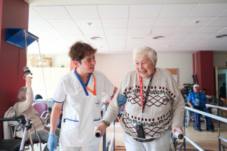 Archivo - Sanitario español satisfecho con su labor