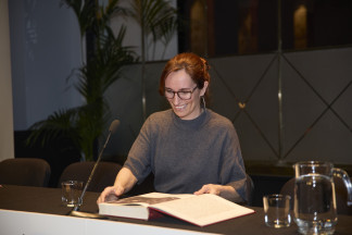 La ministra de Sanidad, Mónica García, durante la XXIX Lectura continuada de El Quijote, en el Círculo de Bellas Artes, a 23 de abril de 2025, en Madrid (España). Como cada año, el 23 de abril, D