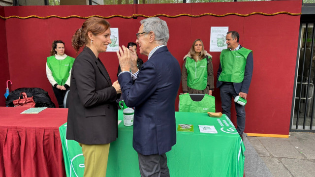 Encuentro entre la ministra de Sanidad, Mónica García, y el presidente de la AECC, Ramón Reyes.