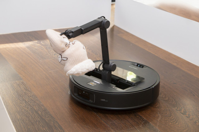 Archivo - El robot aspirador con brazo robótico inteligente Roborock Saros Z70.