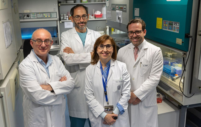 De izquierda a derecha, el, investigador del Área de Terapia Celular Enrique Andreu; el especialista en Reumatología Enrique Ornilla; la, especialista en Inmunología Susana Inogés; y el especialista en Nefrología José María Mora.