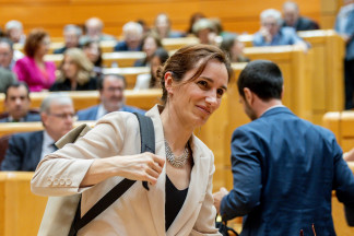 La ministra de Sanidad, Mónica García, a su salida de una sesión de control al Gobierno, en el Senado, a 22 de abril de 2025, en Madrid (España). El Gobierno responde hoy en la sesión de control 